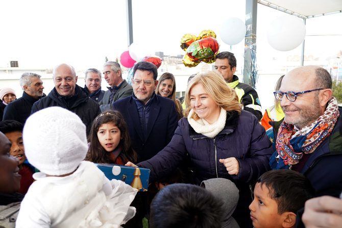 En la entrega han participado la vicealcaldesa de Madrid y delegada de Seguridad y Emergencias, Inma Sanz; el delegado de Políticas Sociales, Familia e Igualdad, José Fernández, y el concejal del distrito de Villa de Vallecas, Carlos González Pereira, que han deseado a los menores y a sus familias unas felices fiestas.