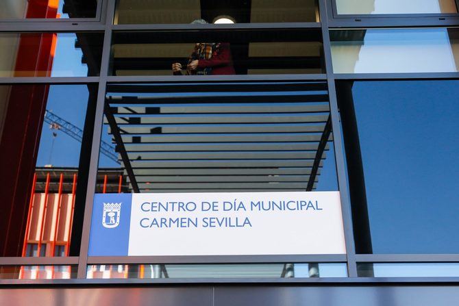 El Gobierno municipal aprobó el pasado 28 de diciembre la denominación del nuevo centro de día del Ensanche de Vallecas como 'Carmen Sevilla', en homenaje a la reconocida artista hispalense, que residió en Madrid durante gran parte de su vida.
