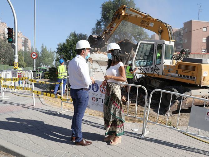 La vicealcaldesa ha anunciado la creación de esta oficina durante una visita de comprobación, junto con el delegado de Desarrollo Urbano, Mariano Fuentes, de los trabajos de demolición de una casa en la carretera de Carabanchel, en el distrito de Latina.