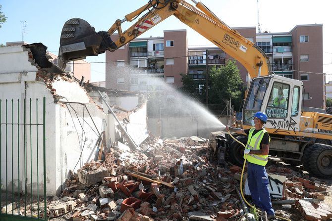 Villacís y Fuentes han anunciado que se va a dar sentido a ese enclave del barrio 'mediante una acción de renaturalización, que dotará de zonas verdes y de un aparcamiento para los vecinos'.