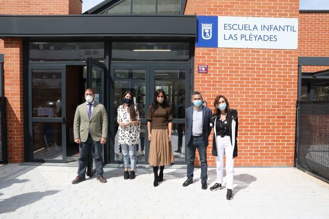 Begoña Villacís, el delegado de Familias, Igualdad y Bienestar Social, Pepe Aniorte, y el concejal del distrito de Hortaleza, Alberto Serrano, han visitado la Escuela Infantil Municipal Las Pléyades, en el distrito de Hortaleza.