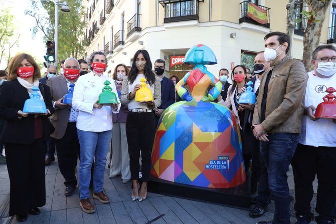 La vicealcaldesa de Madrid, Begoña Villacís, acompañada del delegado del Área de Economía, Innovación y Empleo, Miguel Ángel Redondo, ha descubierto hoy la Menina de la Hostelería.