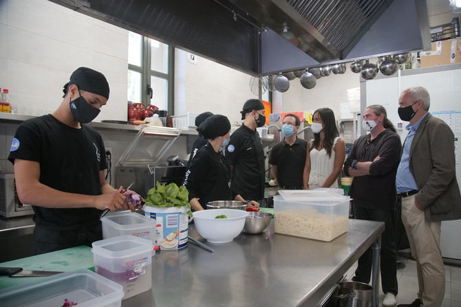 La vicealcaldesa ha conocido a los alumnos del proyecto La Quinta Cocina dependiente del Área de Familias, Igualdad y Bienestar Social, que está dirigido a la formación teórica y práctica en el sector de la hostelería de jóvenes en riesgo de exclusión social.