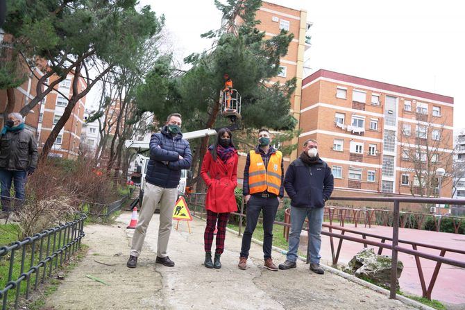 La vicealcaldesa de Madrid, Begoña Villacís, acompañada por el concejal de Latina, Alberto Serrano, ha supervisado este sábado los trabajos de recogida de ramas y árboles caídos tras el paso de los temporales Filomena y Hortensia.