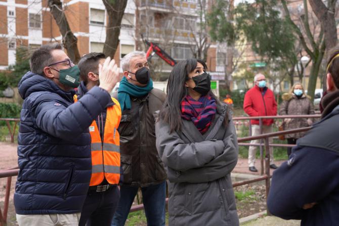 Villacís supervisa en Aluche los trabajos de retirada de árboles y ramas caídos por el viento