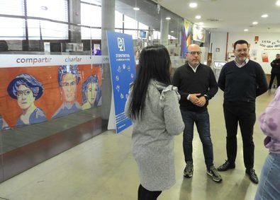 El Delegado ha estado acompañado por el concejal de Villa de Vallecas, Carlos González Pereira, y han asistido a una actividad con la cultura coreana como protagonista, en la que han participado jóvenes de entre 14 y 30 años. 