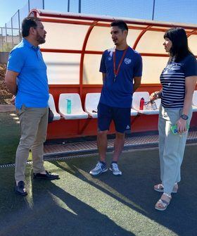 El concejal ha visitado las instalaciones deportivas de la Fundación Rayo Vallecano, junto a su director, Cristóbal Castro.