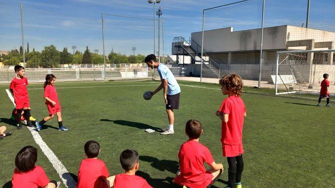 La inscripción es de carácter gratuito y todos los participantes han obtenido una equipación deportiva para participar en las actividades.