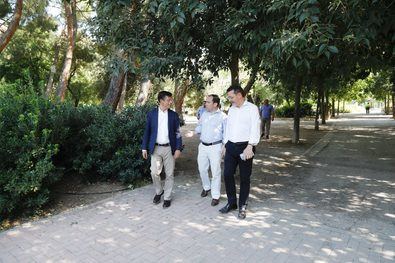 El delegado de Urbanismo, Medio Ambiente y Movilidad, Borja Carabante, ha visitado este verano las obras que se están llevando a cabo en la rehabilitación del parque de Vallecas Villa, acompañado por el concejal del Área Delegada de Limpieza y Zonas Verdes, José Antonio Martínez Páramo, y por el concejal de Villa de Vallecas, Carlos González. 