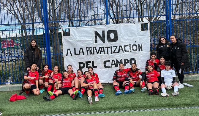 Los equipos han iniciado una campaña de recogida de firmas, que ya ha sido apoyada por cerca de 3.500 personas, y el pequeño comercio, que han instalado carteles en sus escaparates con el lema 'Yo apoyo a los clubes del barrio'.