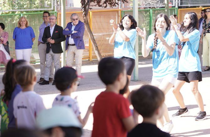 El programa Centros Abiertos en Inglés cuenta con 13.800 plazas dirigidas a menores de entre 3 y 12 años empadronados en el municipio de Madrid que cumplan la condición de que, al menos, uno de sus progenitores trabaje. 