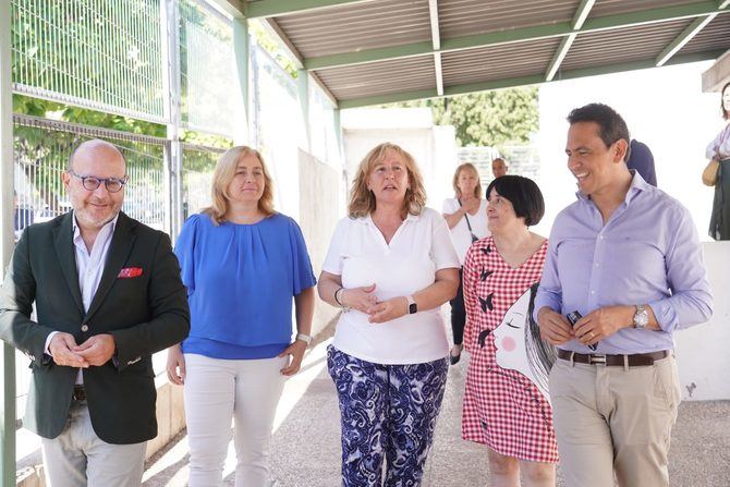 La vicealcaldesa de Madrid, Inma Sanz, acompañada por el delegado de Políticas Sociales, Familia e Igualdad, José Fernández, y el concejal de Villaverde, Orlando Chacón, ha visitado este lunes el CEIP El Espinillo.