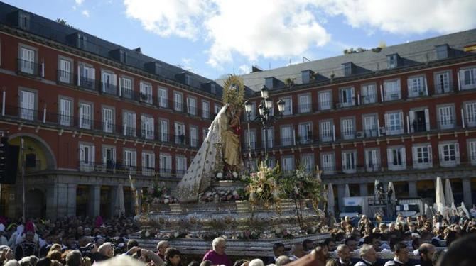 La capital celebrará este lunes el día de su patrona, la Virgen de la Almudena, sin salida de la imagen ni ofrenda floral por las restricciones para combatir la pandemia de coronavirus. En la imagen superior, la celebración de la festividad el año pasado, en la Plaza Mayor.