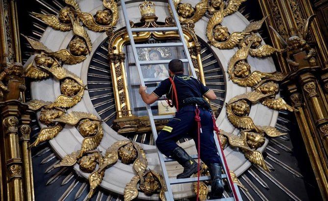 Al término de la misa solemne, a las 13.00 horas, que se celebrará a puerta cerrada, con presencia de autoridades y presidida por el cardenal Carlos Osoro, se procederá al tradicional descendimiento del cuadro de la Virgen, por parte del Cuerpo de Bomberos, para dar comienzo a la veneración a Nuestra Señora de la Paloma. 