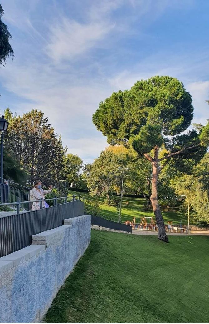 El proyecto desarrollado combina la mejora en la comunicación peatonal del barrio de Valdezarza con la conservación de sus zonas verdes.