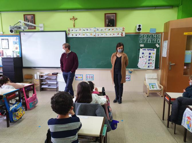 Maíllo visita el centro educativo concertado Sagrada Familia, de el distrito de Moratalaz