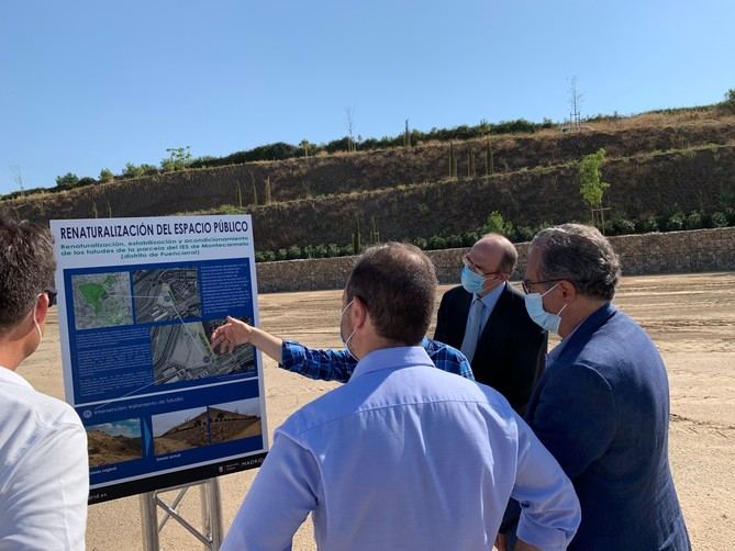 El consejero de Educación y Juventud, Enrique Ossorio, ha visitado el terreno donde se levantará el IES Blanca Fernández Ochoa, en el barrio de Montecarmelo, en el distrito de Fuencarral-El Pardo.