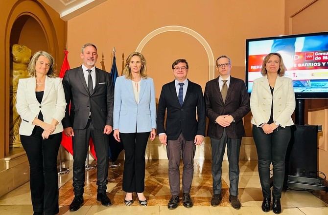 El concejal delegado del Área Vivienda y presidente de la Empresa Municipal de la Vivienda y Suelo (EMVS), Álvaro González, y la consejera de Medio Ambiente, Vivienda y Agricultura, Paloma Martín, han firmado esta mañana un convenio en el que se establecen los términos del acuerdo que permitirá rehabilitar energéticamente el parque de vivienda de los cuatro Entornos Residenciales de Rehabilitación Programada (ERRP).