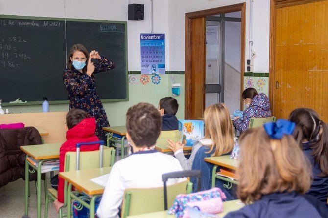 La Comunidad de Madrid cuenta con un plan por el que los casos esporádicos que se den en las etapas de Educación Infantil y Primaria no se cuarentenan.