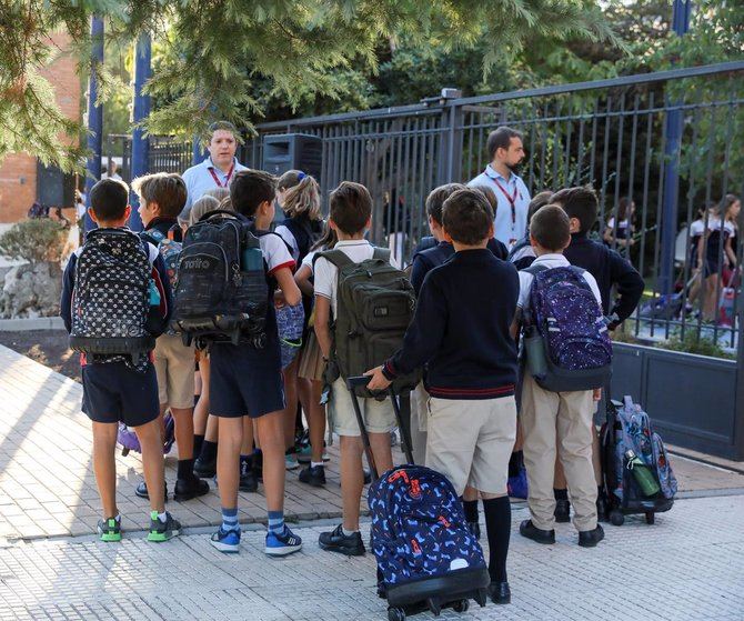 Los estudiantes madrileños vuelven este miércoles a las aulas, en un curso escolar que está marcado en su inicio por la subida de los precios y la reducción de ratios desde Educación Infantil, además del fin de las medidas contra la COVID19.