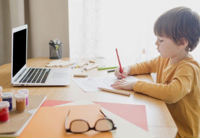 Según un estudio realizado por Essilor a padres con hijos de menos de 16 años, uno de cada cuatro padres no sabría identificar los síntomas de la miopía en ellos. 