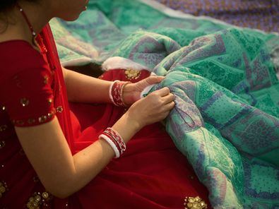 La colección muestra el 'kantha', una técnica de bordado que surgió en la era prevédica (1500 a.C.) y que las mujeres han transmitido de generación en generación. Esta preciosa pieza del patrimonio cultural se ha convertido, desde entonces, en un medio de emancipación e independencia económica para las mujeres de las zonas rurales.