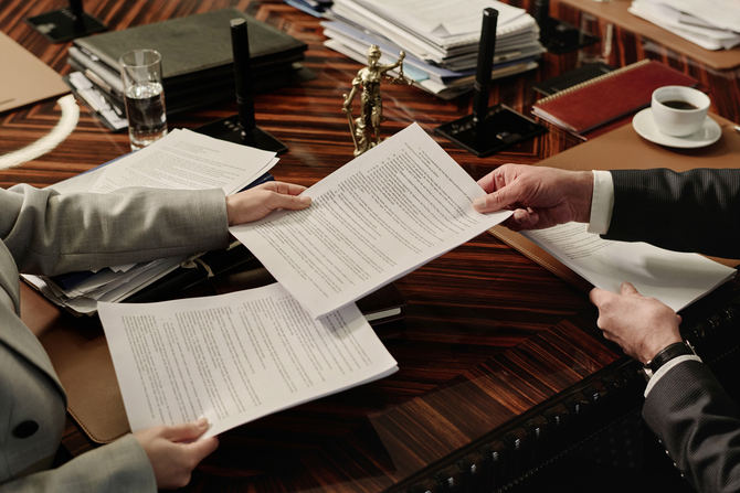 El asegurado tendrá derecho a elegir libremente el Procurador y Abogado que hayan de representarle y defenderle en cualquier clase de procedimiento y dichos profesionales no estarán sujetos, en ningún caso, a las instrucciones del asegurador.