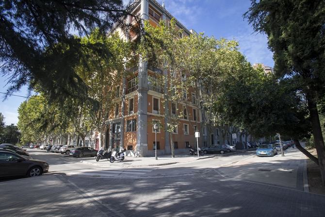 En la calle Portal de Belén, en el distrito de Retiro, se ha mejorado el acceso al colegio Santa María del Pilar, que se une a otras 15 actuaciones de este tipo llevadas a cabo este año en toda la ciudad. Las mejoras incluyen la repavimentación de las aceras, el rediseño de los pasos de peatones, la renovación y reubicación del mobiliario urbano y la mejora de la iluminación.