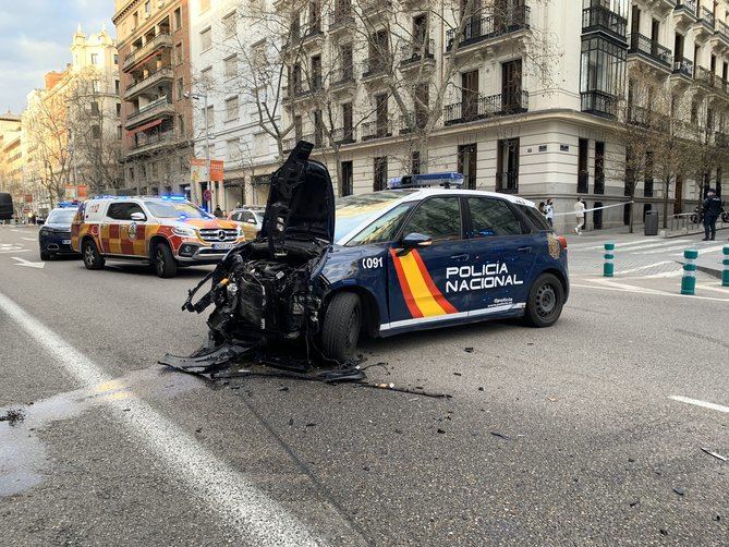 A consecuencia de la persecución, se han visto implicados un motorista, que ha acabado colisionando contra otro vehículo que estaba parado. Samur ha atendido a tres personas heridas leves.