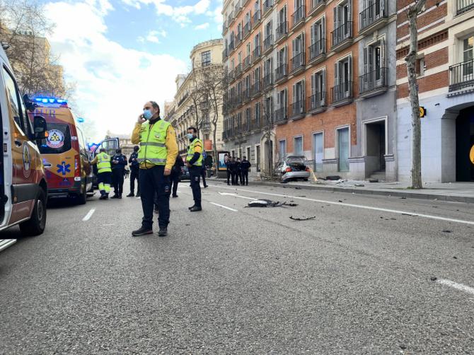 Heridos leves cuatro policías y otras tres personas al estrellarse un coche en Serrano, tras una persecución policial