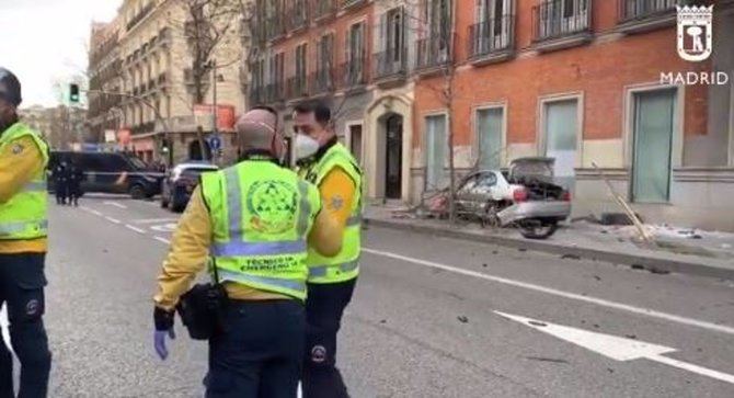 Los policías implicados en el accidente presentaban contusiones leves; pese a ello, dos han tenido un esguince cervical y han tenido que ser trasladados a hospitales de Madrid.