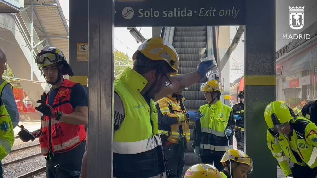 Héroes en acción: rescatan a varón atrapado en vías del tren en Madrid