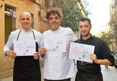 En la imagen, los tres ganadores de la Mejor Ensaladilla Rusa de Madrid 2025; en el centro, Jorge Baeza, del restaurante La Savina, que se ha alzado con el galardón esta edición.