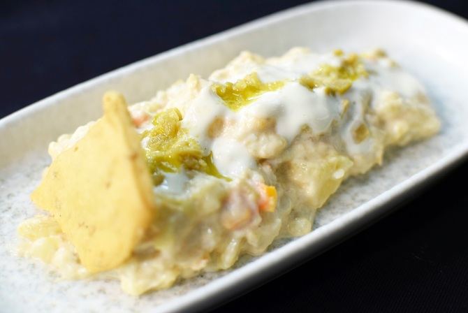 El secreto de la nueva mejor ensaladilla rusa de Madrid es que está hecha con patata asada –en lugar de la clásica cocida–, además de llevar una mayonesa única y de sabor muy potente, que se emulsiona con líquido de los encurtidos de pepinillos y aceitunas. Para degustarla, sólo es necesario acercarse a Valdebebas.
