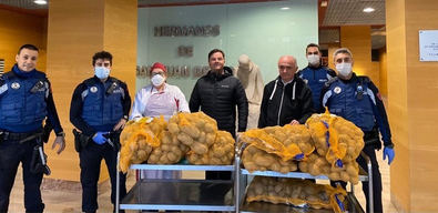 Los agentes de la Unidad Integral de Distrito (UID), durante la entrega de los alimentos en el albergue para personas sin hogar.