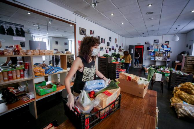 Los vecinos de Carabanchel, que han organizado una red solidaria, piden abrir cocinas para preparar menús solidarios.