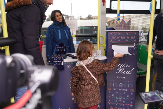 Esta acción especial navideña del Ayuntamiento y EMT Madrid permanecerá en Cibeles hasta el próximo 29 de diciembre para que los niños puedan seguir entregando sus listas de deseos.