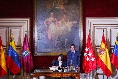 Durante su visita a la antigua sede del Ayuntamiento de la capital, la líder opositora ha firmado en el Libro de Honor del Ayuntamiento.