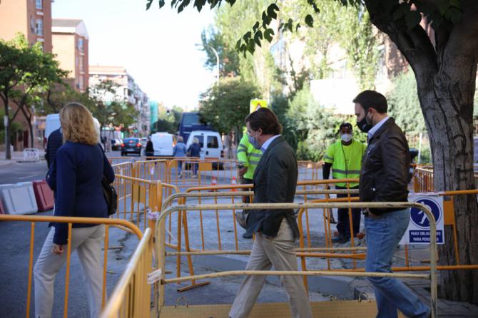 El alcalde, con la delegada de Obras y Equpamientos y el concejal de Ciudad Lineal. 