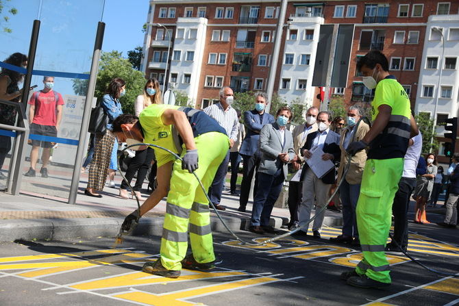 Almeida asistió a la 'pintada' del primer carril bus provisional de la red de 45 kilómetros en la plaza Juan Zorrilla.