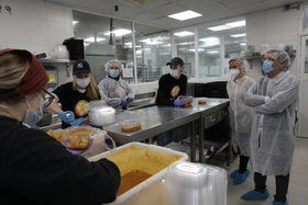 Almeida visita una de las cocinas solidarias del proyecto ‘Madrid cuida a quien te cuida’