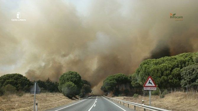 El incendio forestal originado en la localidad toledana de Almorox y que afecta al municipio madrileño de Villa del Prado ha consumido ya 890 hectáreas, 600 de ellas en la Comunidad de Madrid.