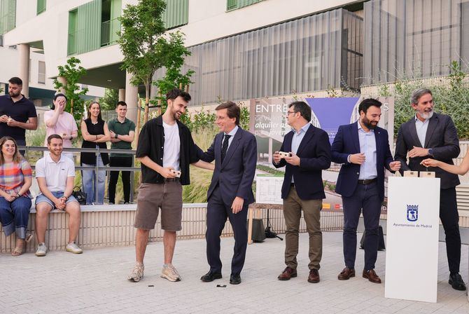 La promoción NSA 14, en el ecobarrio de Puente de Vallecas, con viviendas de una habitación, se ha destinado íntegramente a jóvenes madrileños con el objetivo de facilitar su emancipación. Los inquilinos pagarán por sus pisos una media de 500 euros mensuales, aunque en ningún caso la renta superará el 30% de sus ingresos.