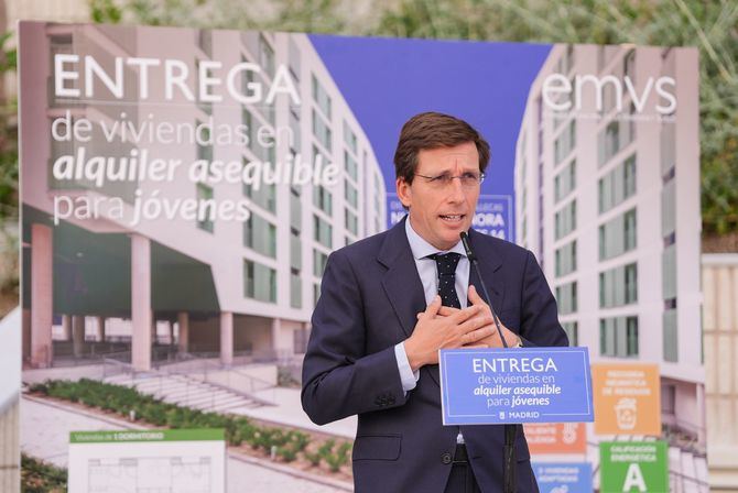 El alcalde se ha mostrado satisfecho de poder entregar las llaves de Nuestra Señora de los Ángeles 14 (NSA 14) y ha reiterado el compromiso del Ayuntamiento de la capital con la construcción de nuevos pisos públicos de alquiler asequible.