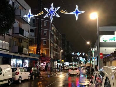 El eje comercial del Camino Viejo de Leganés, en Carabanchel, ha sido el escenario protagonista en el distrito desde el que el concejal de Carabanchel, Álvaro González, encendido la Navidad el pasado viernes por la tarde.
