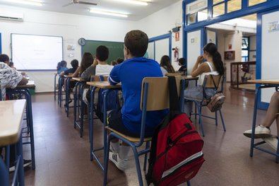 El sindicato sostiene que adelantar la jubilación contribuiría a mejorar la calidad del sistema educativo, ya que facilitaría el relevo generacional y garantizaría mejores condiciones laborales en la fase final de la carrera docente.