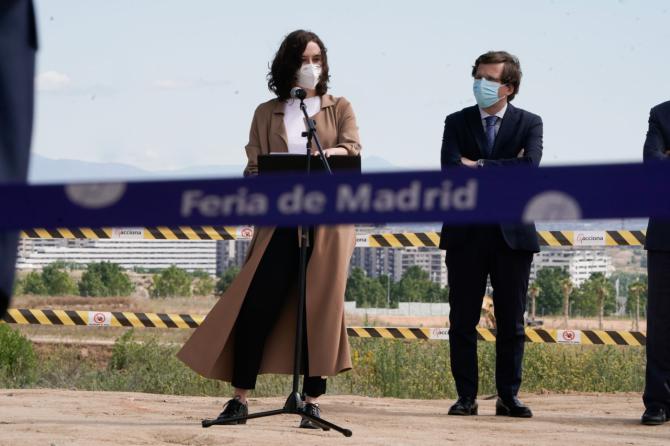 Isabel Díaz Ayuso y José Luis Martínez Almeida en Valdebebas.