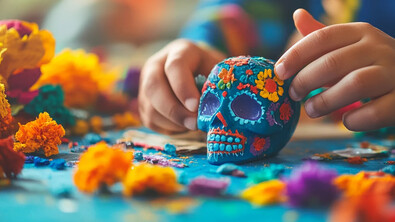Los organizadores plantean Ánima Fest como un espacio de diálogo entre México y Madrid a partir del Día de Muertos, una celebración en la que las familias recuerdan y honran a sus difuntos.