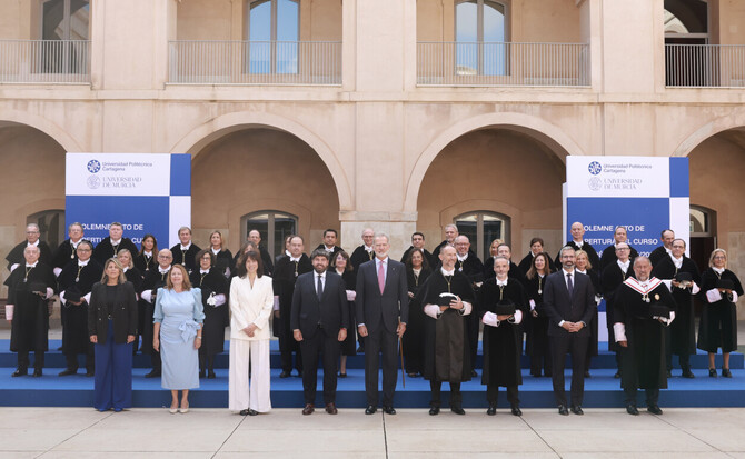 Don Felipe estuvo acompañado por la ministra de Ciencia, Innovación y Universidades, Diana Morant; el presidente de la Región de Murcia, Fernando López Miras; los rectores de la Universidad Politécnica de Cartagena y de la Universidad de Murcia, Mathieu Kessler Neyer y Juan Baixauli; así como por representantes de la comunidad universitaria y miembros de la Conferencia de Rectores de las Universidades Españolas (CRUE).