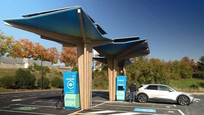 El Ministerio de Transportes y Movilidad Sostenible ha lanzado un programa piloto para instalar áreas de servicio dotadas de estaciones de recarga ultrarrápida para vehículos eléctricos.